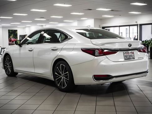 Used 2025 Lexus ES 300h w/ Premium Package image 8