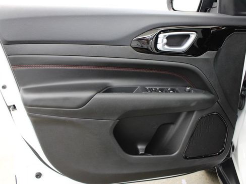 Used 2025 Jeep Compass Trailhawk AWD/4WD image 16