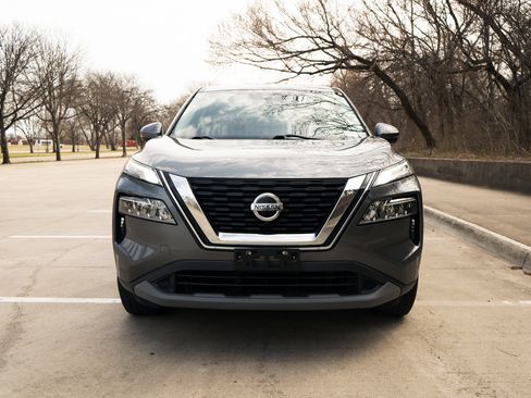 Used 2021 Nissan Rogue SV image 3