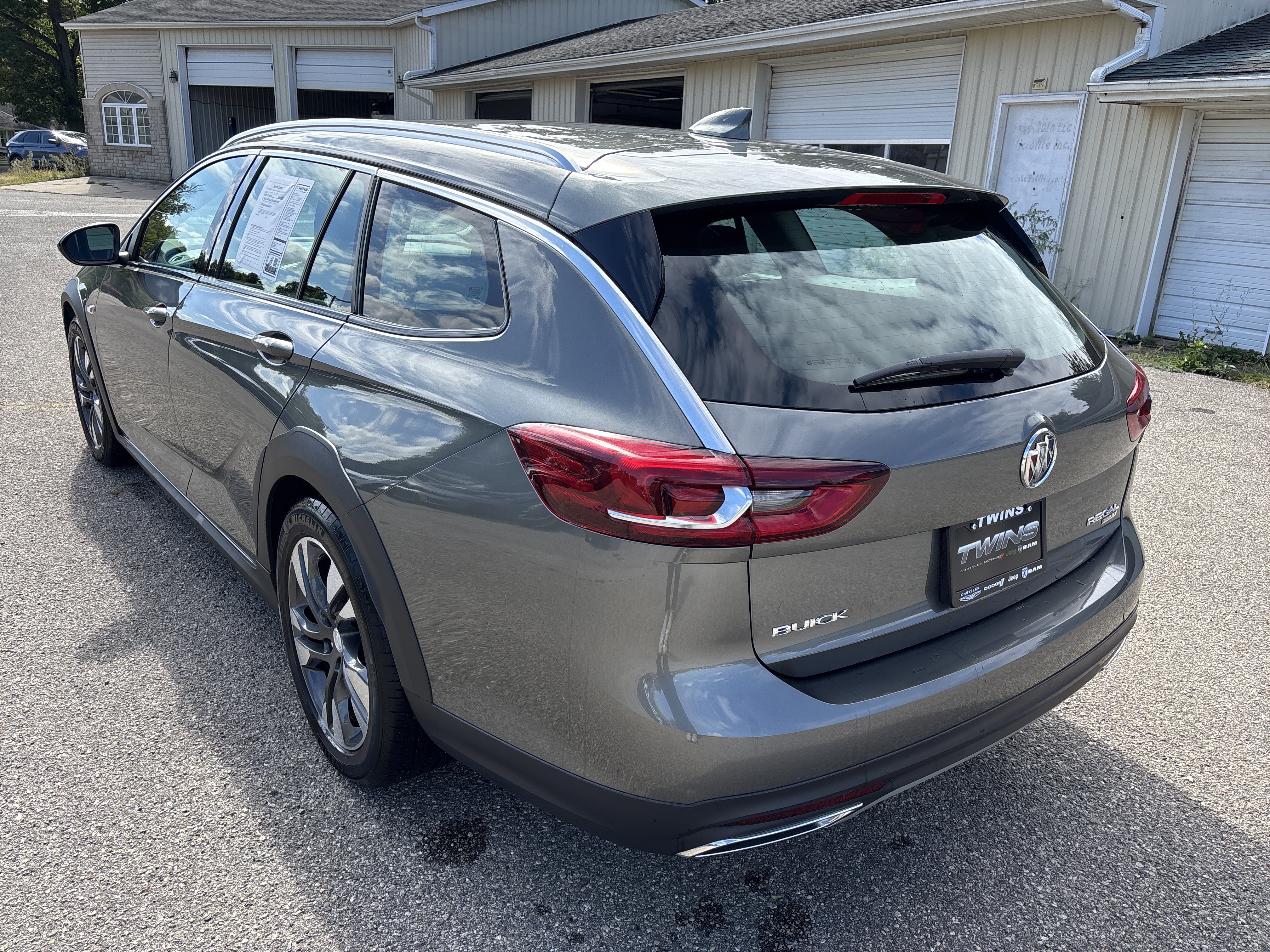 Used 2018 Buick Regal Preferred w/ Sights and Sounds Package AWD/4WD image 8