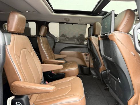 Used 2017 Chrysler Pacifica Limited image 35