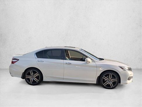 Used 2017 Honda Accord Touring image 4