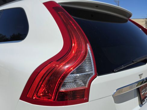 Used 2015 Volvo XC60 T5 Premier w/ Proximity Package image 10