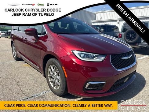 Used 2022 Chrysler Pacifica Touring FWD image 4