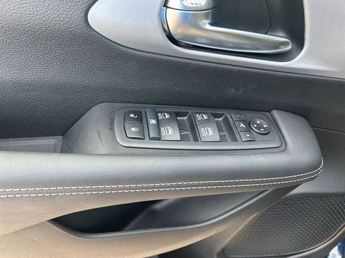 New 2025 Chrysler Pacifica Limited image 37