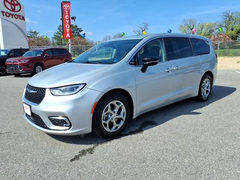 Used 2024 Chrysler Pacifica Limited image 9