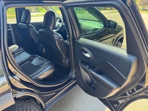 Used 2015 Jeep Cherokee Trailhawk w/ Cold Weather Group AWD/4WD image 13