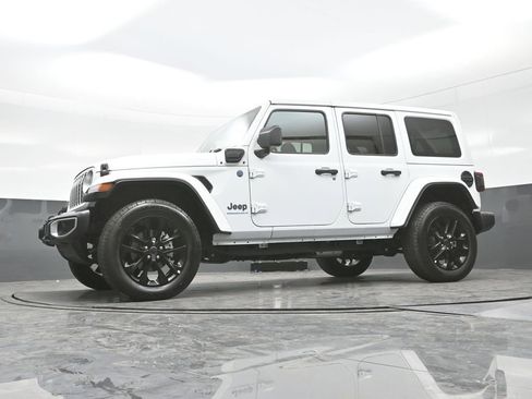 Used 2025 Jeep Wrangler Unlimited Sahara w/ Safety Group AWD/4WD image 25