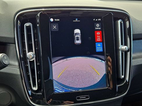 Certified 2023 Volvo XC40 Recharge Core AWD/4WD image 28