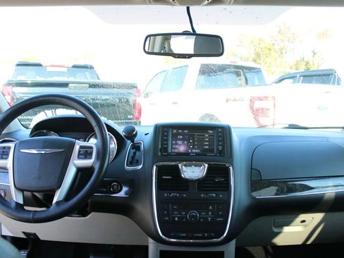 Used 2015 Chrysler Town & Country Touring w/ Trailer Tow Group image 19