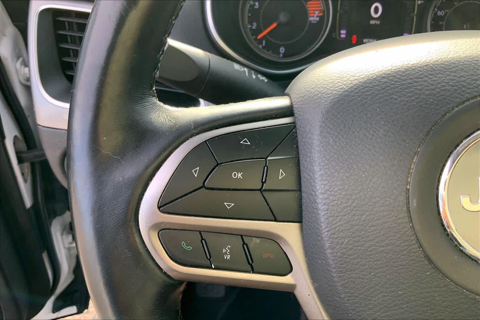 Used 2019 Jeep Cherokee Latitude w/ Cold Weather Group FWD image 22