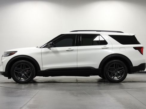 Used 2025 Ford Explorer ST AWD/4WD image 7