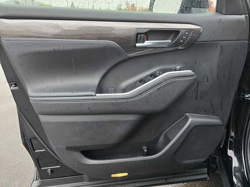 Certified 2025 Toyota Highlander Platinum image 23