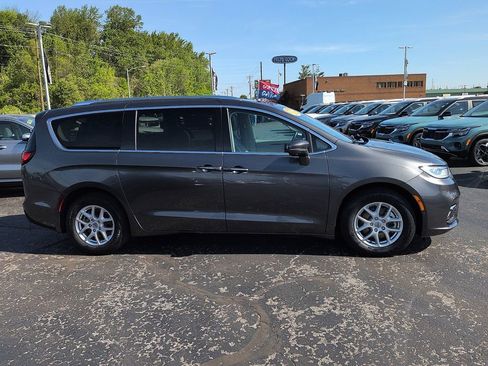 Used 2021 Chrysler Pacifica Touring-L w/ Premium & Safety Sphere Group FWD image 2