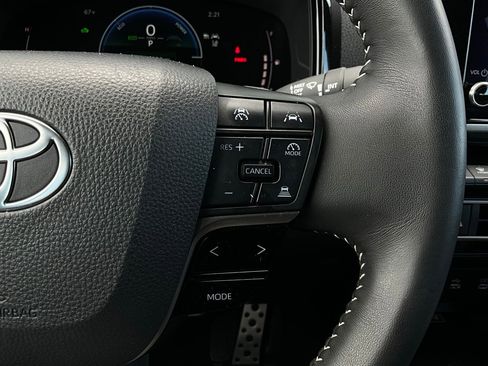 Used 2025 Toyota Camry SE image 34