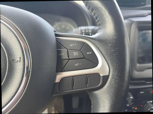 Used 2019 Jeep Renegade Latitude w/ Cold Weather Group AWD/4WD image 23