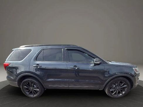 Used 2017 Ford Explorer XLT w/ Equipment Group 202A image 4