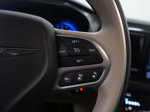 Used 2017 Chrysler Pacifica Limited image 22