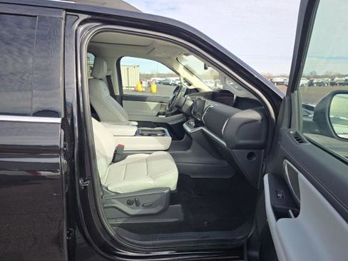 Used 2025 Ford Expedition Platinum image 12
