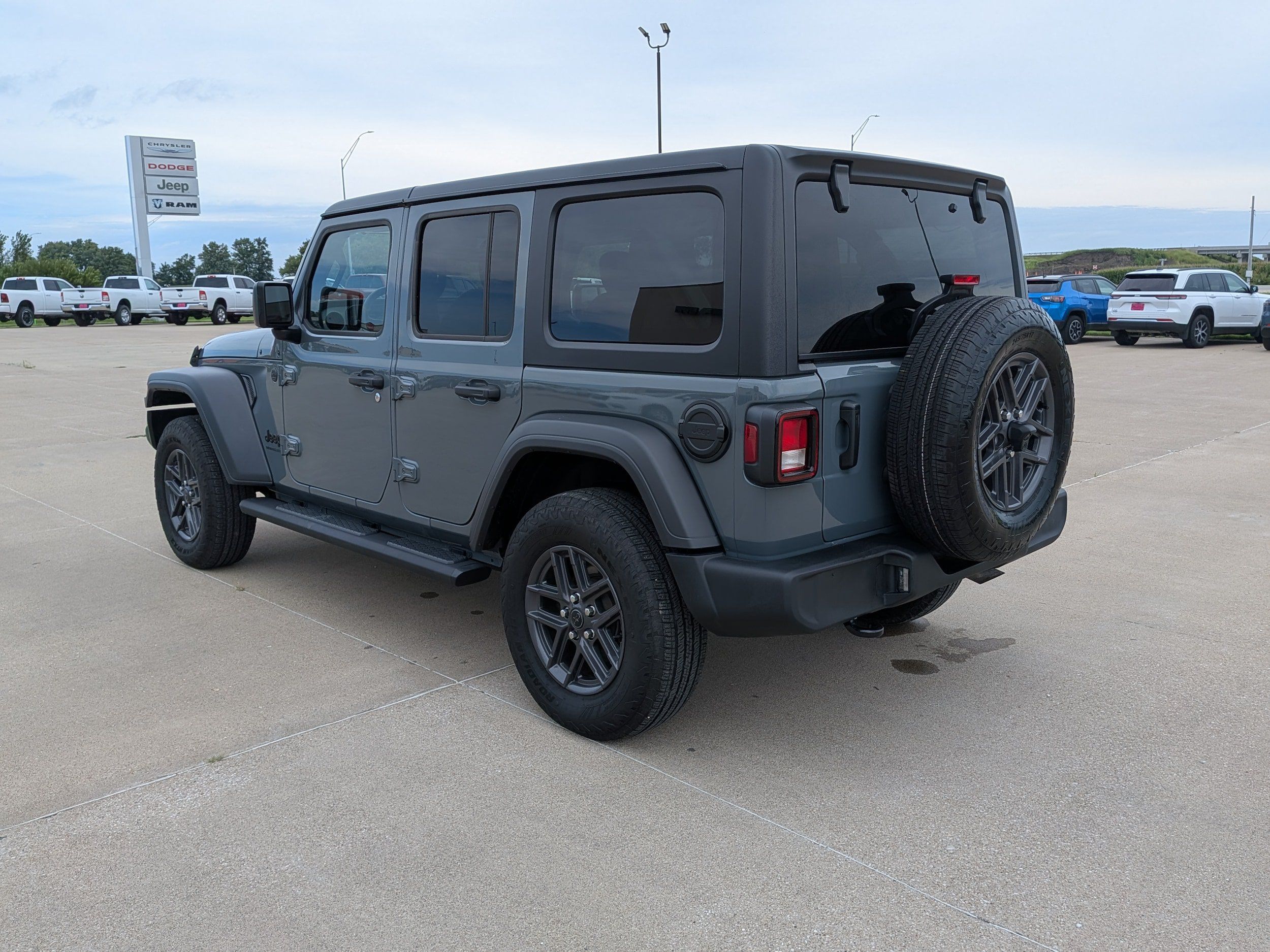 Used 2025 Jeep Wrangler Unlimited Sport AWD/4WD image 6