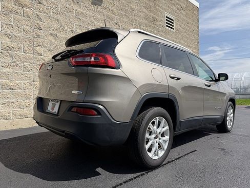 Used 2016 Jeep Cherokee Latitude w/ Cold Weather Group FWD image 3