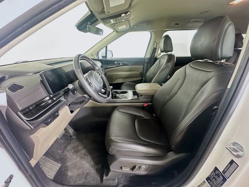 Used 2025 Kia Carnival FWD image 13
