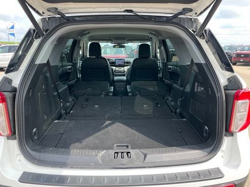 Used 2024 Ford Explorer XLT w/ Equipment Group 202A AWD/4WD image 31