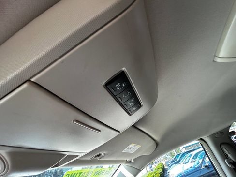 Used 2015 Chrysler Town & Country Touring w/ Driver Convenience Group image 21