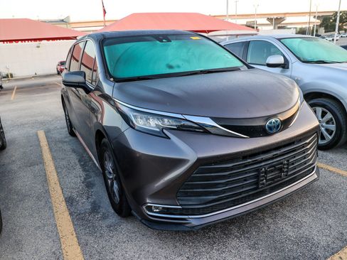 Used 2022 Toyota Sienna XLE FWD image 5