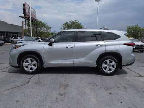 Used 2022 Toyota Highlander L AWD/4WD image 2