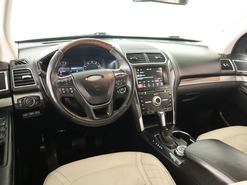 Used 2018 Ford Explorer Platinum image 2