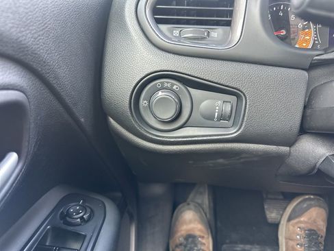 Used 2023 Jeep Renegade Latitude image 18