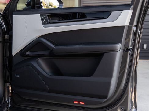 Certified 2026 Porsche Cayenne E-Hybrid AWD/4WD image 45