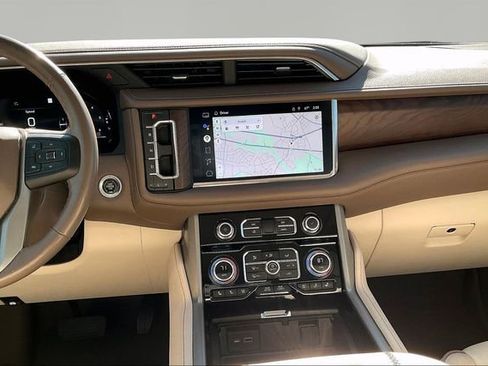 Used 2022 GMC Yukon Denali w/ Denali Premium Package image 9