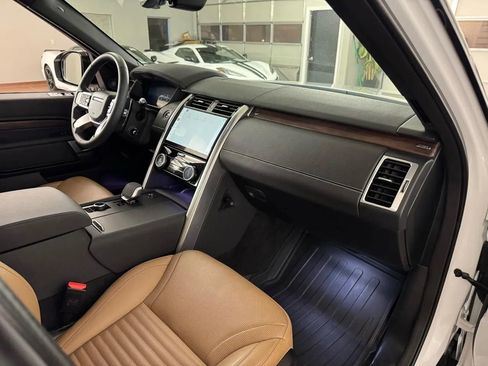 Used 2024 Land Rover Discovery Dynamic SE AWD/4WD image 44