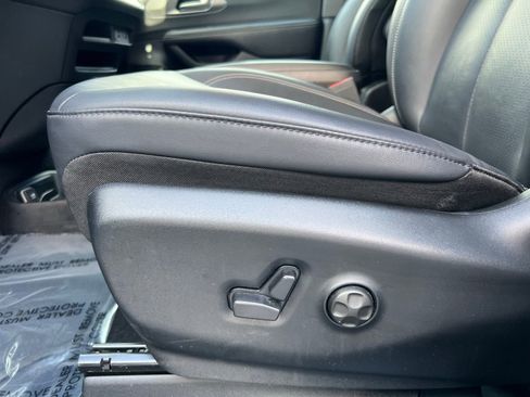 Used 2025 Chrysler Pacifica Select image 25