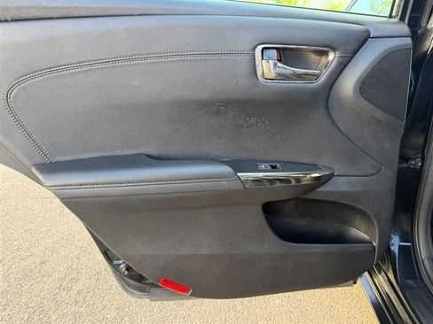 Used 2013 Toyota Avalon XLE Premium FWD image 40