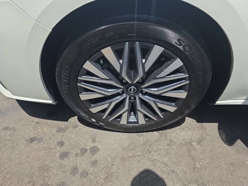 Used 2025 Nissan Altima 2.5 SV FWD image 24