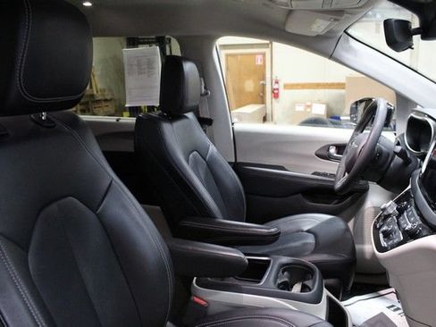 Used 2024 Chrysler Pacifica Touring-L FWD image 10