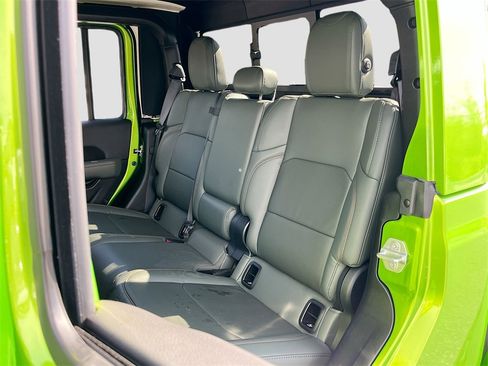 Certified 2025 Jeep Gladiator Mojave image 24