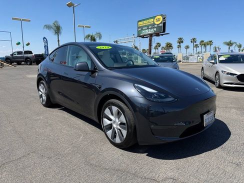 Used 2024 Tesla Model Y Long Range AWD/4WD image 1