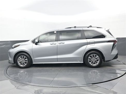 Used 2025 Toyota Sienna LE image 7