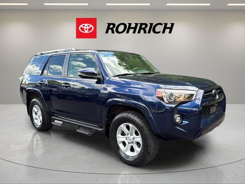 Used 2022 Toyota 4Runner SR5 Premium w/ Moonroof Package AWD/4WD image 4