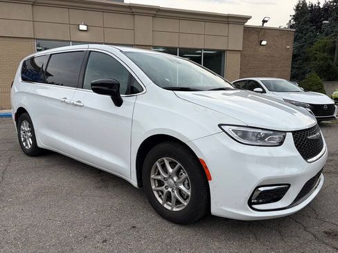 Used 2026 Chrysler Pacifica Select FWD image 3