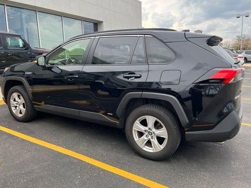 Used 2021 Toyota RAV4 XLE w/ Convenience Package image 5