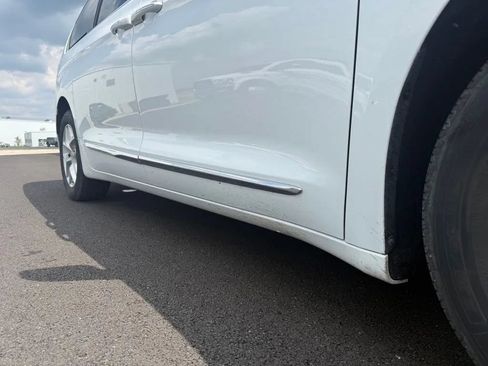 Used 2020 Chrysler Pacifica Touring-L Plus w/ Tire & Wheel Group FWD image 11