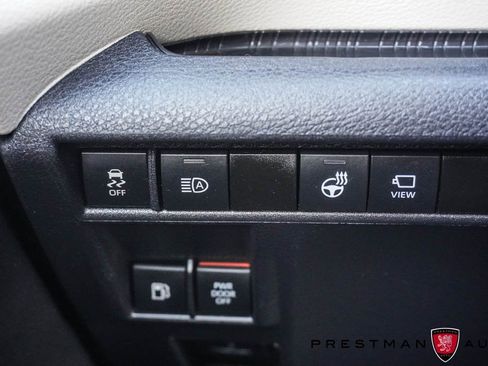 Used 2024 Toyota Sienna Platinum image 32