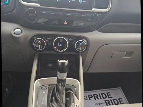 Used 2024 Hyundai Venue SEL FWD image 24