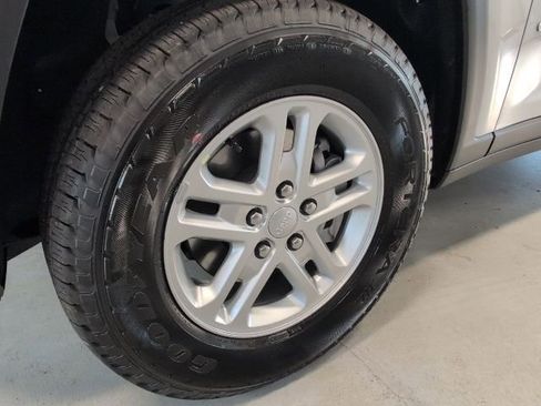 New 2025 Jeep Grand Cherokee Laredo w/ Luxury Tech Group I image 9