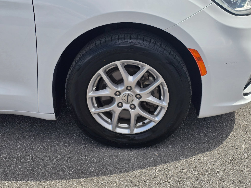 Used 2024 Chrysler Pacifica Touring-L FWD image 27